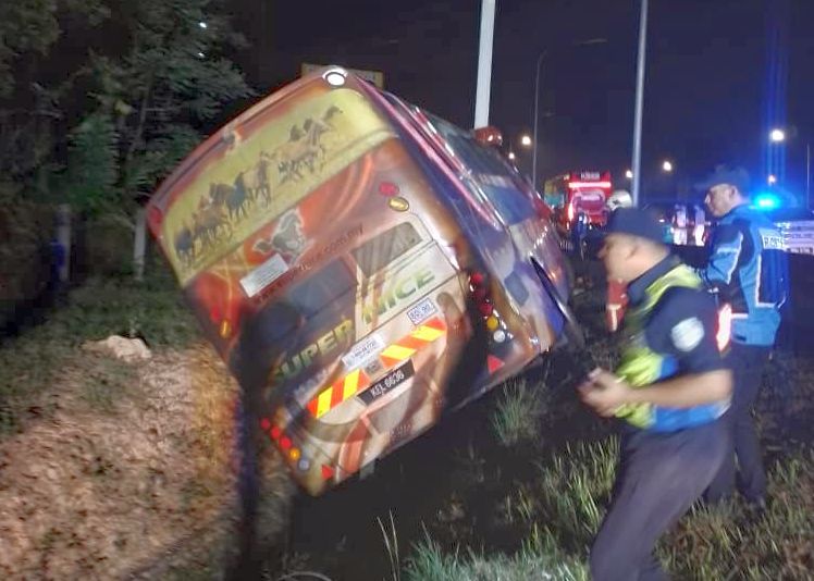 Man dies, 18 injured after express bus hits road sign on NSE