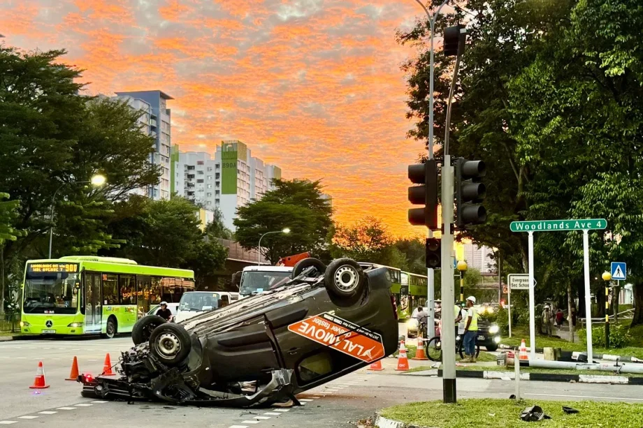 3 taken to hospital after van crashes into traffic light, turns turtle in Woodlands accident 3 taken to hospital after van crashes into traffic light, turns turtle in Woodlands accident