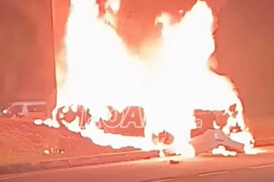 Driver dies after car catches fire on TPE; two expressway exits closed after accident Driver dies after car catches fire on TPE; two expressway exits closed after accident