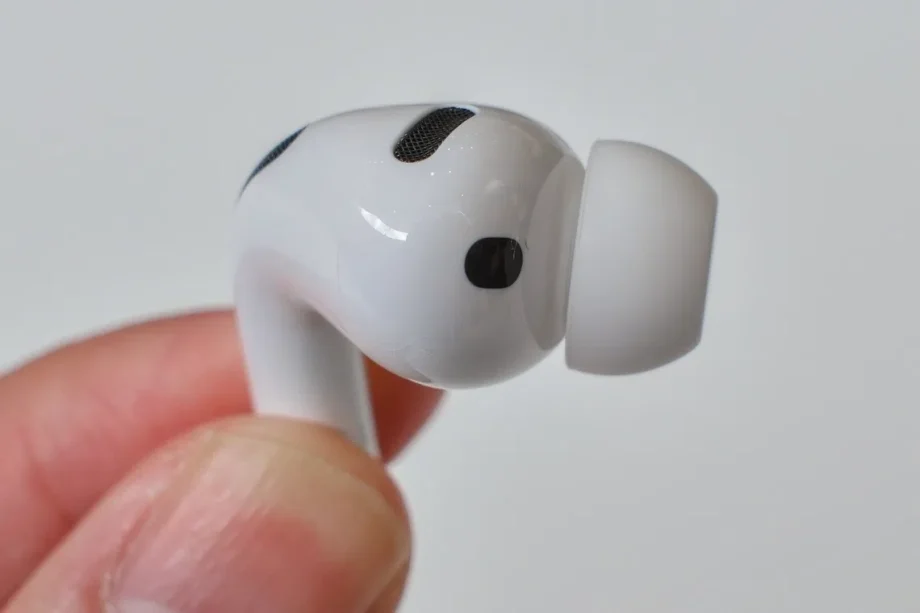 Static noises reported by some AirPods Pro 3 users Static noises reported by some AirPods Pro 3 users