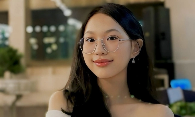 Vietnamese student wins rare double scholarships at world’s top 8 university in Singapore