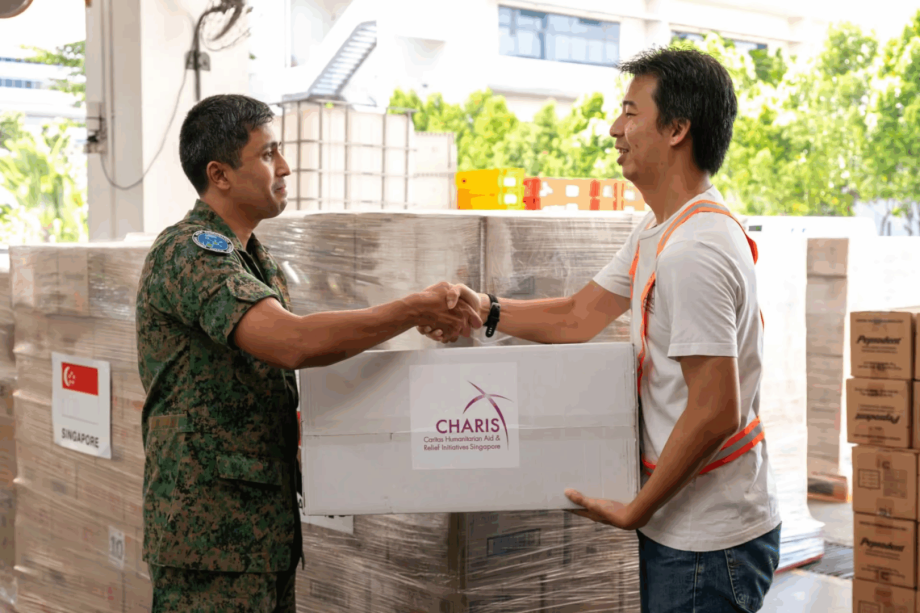 SINGAPORE ARMED FORCES COORDINATE HUMANITARIAN AID DELIVERY TO VIETNAM AFTER TYPHOONS SINGAPORE ARMED FORCES COORDINATE HUMANITARIAN AID DELIVERY TO VIETNAM AFTER TYPHOONS