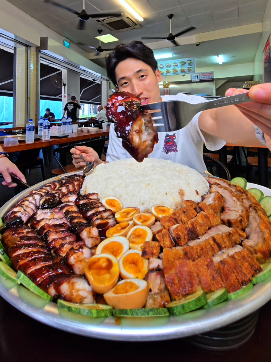 @zermattneo 7KG of pure charsiew & roast pork heaven! Still the best in SG in my…