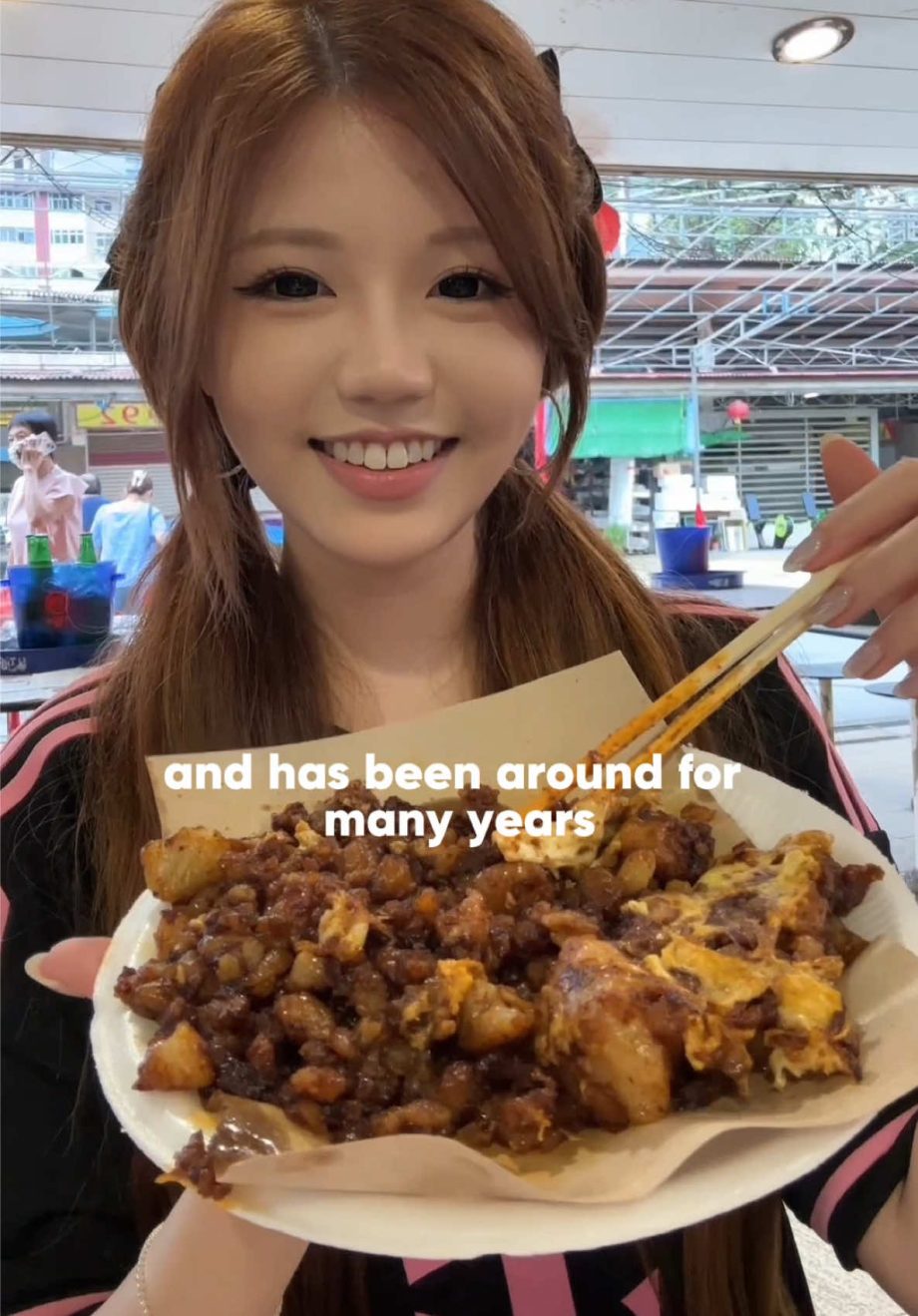 @bitesizedshann apparently the BEST carrot cake in singapore?!  (same shirt cos …