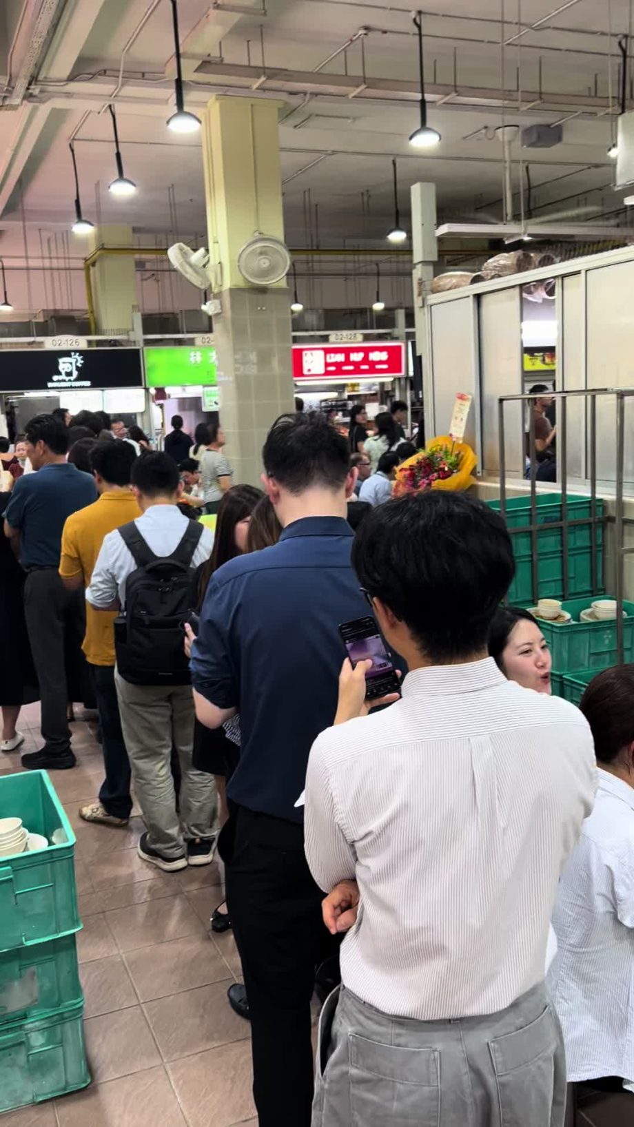 @keizng Nothing fishy about this queue except for how thick the slices are. #foo…