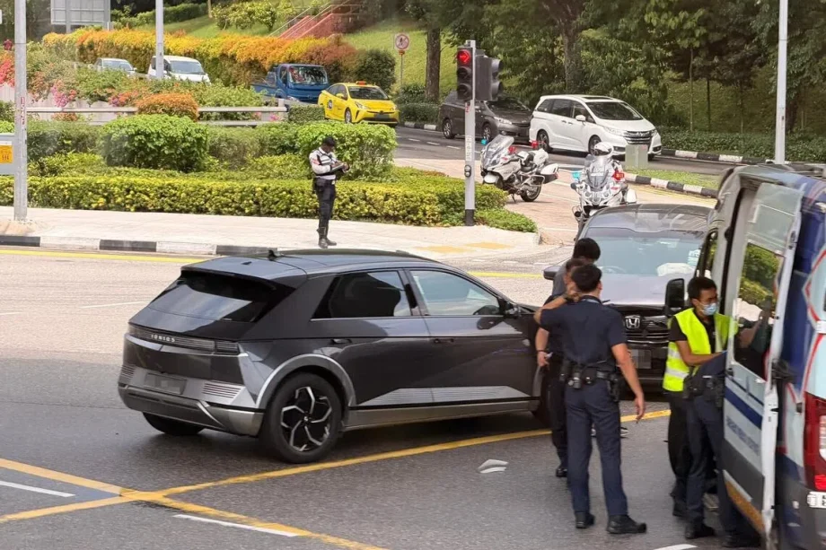 Woman unconscious when taken to hospital after traffic accident in Clementi