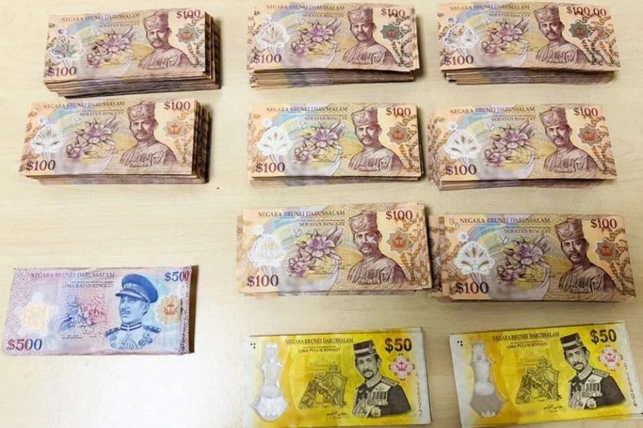 Malaysian man caught smuggling S0,000 in foreign currency into Singapore at Woodlands Checkpoint Malaysian man caught smuggling S0,000 in foreign currency into Singapore at Woodlands Checkpoint