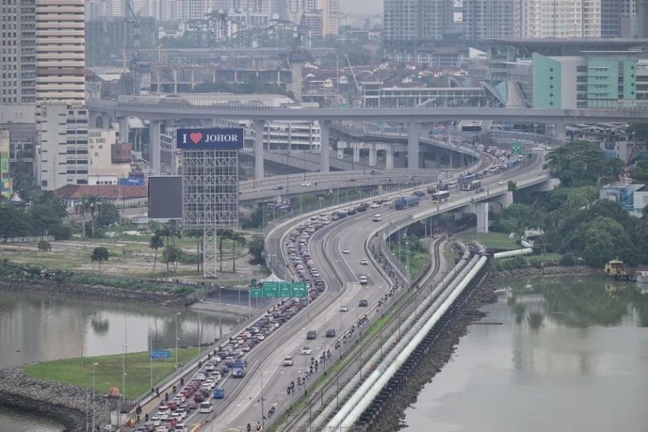 Heavy traffic expected at Woodlands and Tuas checkpoints during year-end school holidays; more checks against smuggling of e-vaporisers Heavy traffic expected at Woodlands and Tuas checkpoints during year-end school holidays; more checks against smuggling of e-vaporisers