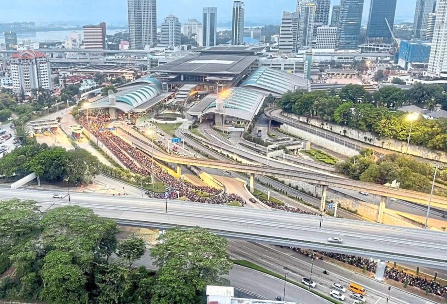 Motorcyclists caught at border | The Star