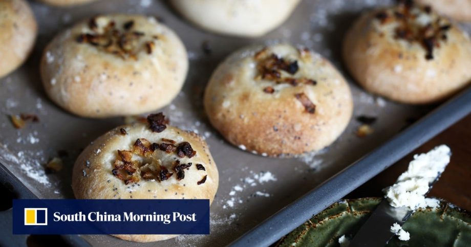 How to use poppy seeds to make delicious onion bread rolls called platzels