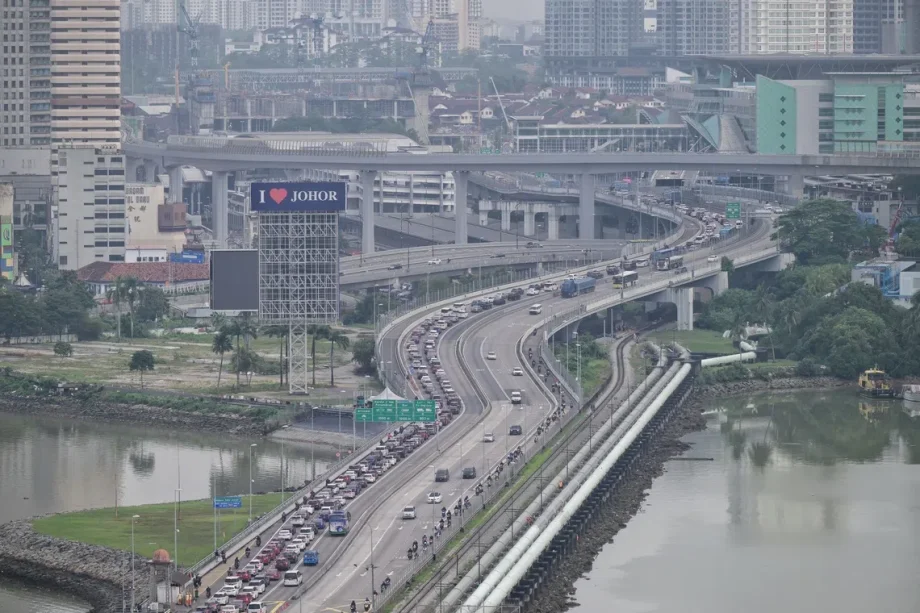 Heavy traffic expected at Woodlands and Tuas checkpoints during year-end school holidays Heavy traffic expected at Woodlands and Tuas checkpoints during year-end school holidays