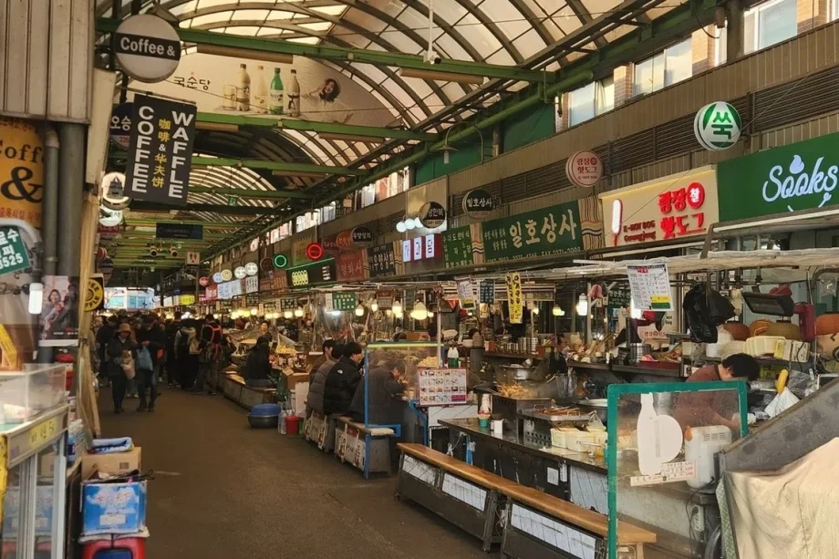 Viral overcharging scandal at Seoul’s Gwangjang Market escalates into fight among merchant groups Viral overcharging scandal at Seoul’s Gwangjang Market escalates into fight among merchant groups
