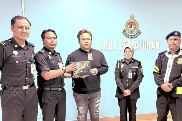 ‘Grateful’: Singapore man who lost and found bag containing .7k thanks Malaysian immigration officers ‘Grateful’: Singapore man who lost and found bag containing .7k thanks Malaysian immigration officers