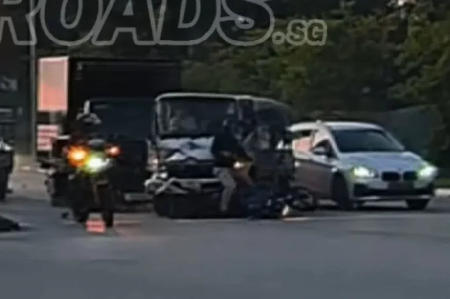 Two drivers trapped in vehicles after chain collision in Sembawang; four people taken to hospital Two drivers trapped in vehicles after chain collision in Sembawang; four people taken to hospital