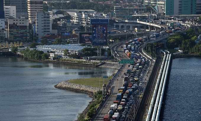 Illegal Malaysia-Singapore ride-hailing touts return from hiding Illegal Malaysia-Singapore ride-hailing touts return from hiding