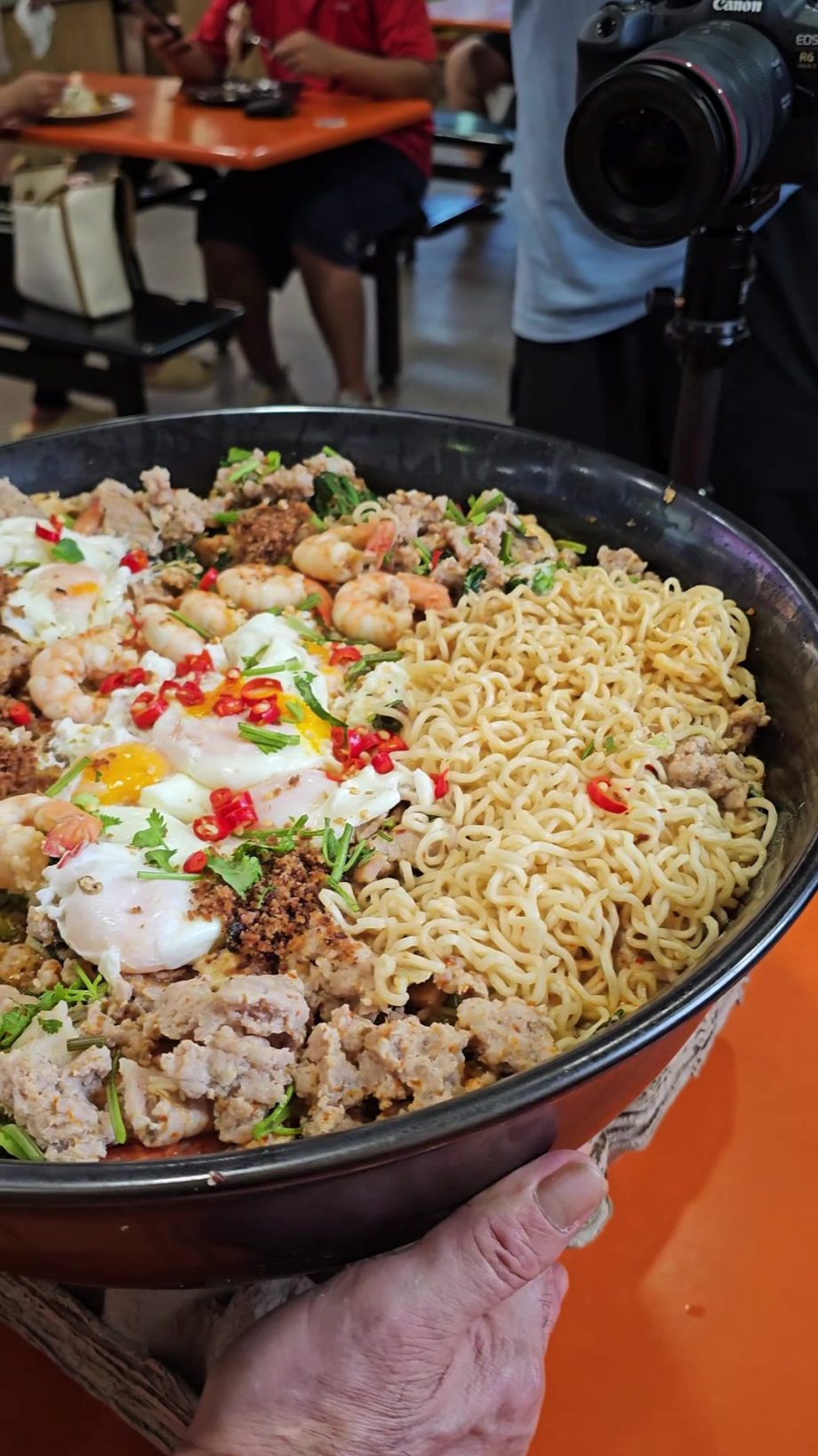 @zermattneo 25 servings (almost 10kg) of the legendary KKM 可口面 over at Bukit Pan…