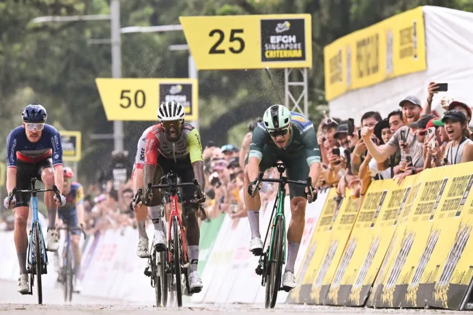 Jonathan Milan brings the heat on debut to win wet Tour de France Singapore Criterium Jonathan Milan brings the heat on debut to win wet Tour de France Singapore Criterium