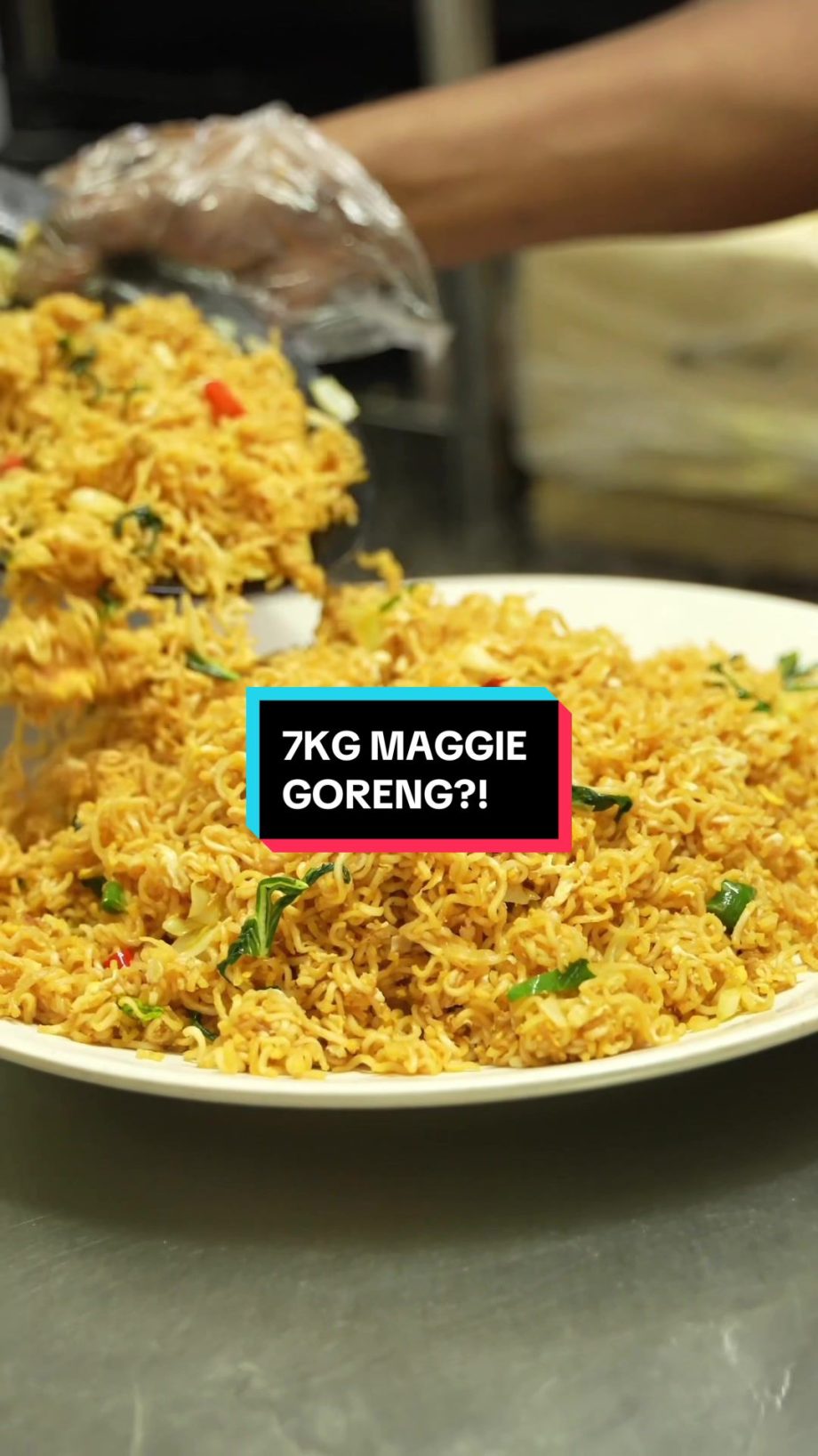 @alazharsg 7KG VS 4 GUYS?! #sgfoodie #foodtiktok #maggiegoreng #mukbang #challen…