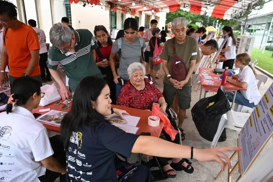 NUS Medicine students hold free health screenings in Queenstown to boost dementia awareness NUS Medicine students hold free health screenings in Queenstown to boost dementia awareness