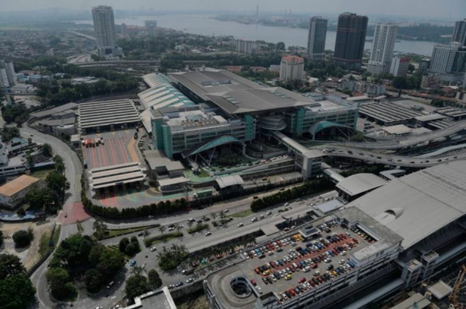 Singapore couple get handbag — and S,700 — back with help from Malaysian immigration officers