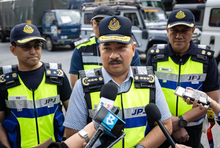 Three years operating illegally: JPJ seizes school bus ferrying tourists in Cameron Highlands Three years operating illegally: JPJ seizes school bus ferrying tourists in Cameron Highlands