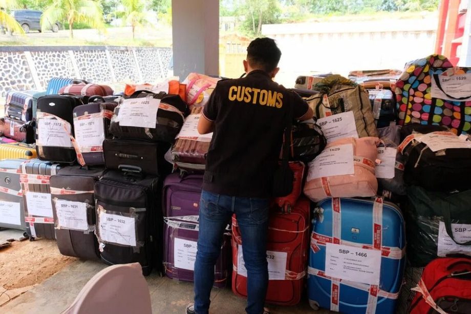 Batam customs office uncovers new way to smuggle used clothing Batam customs office uncovers new way to smuggle used clothing