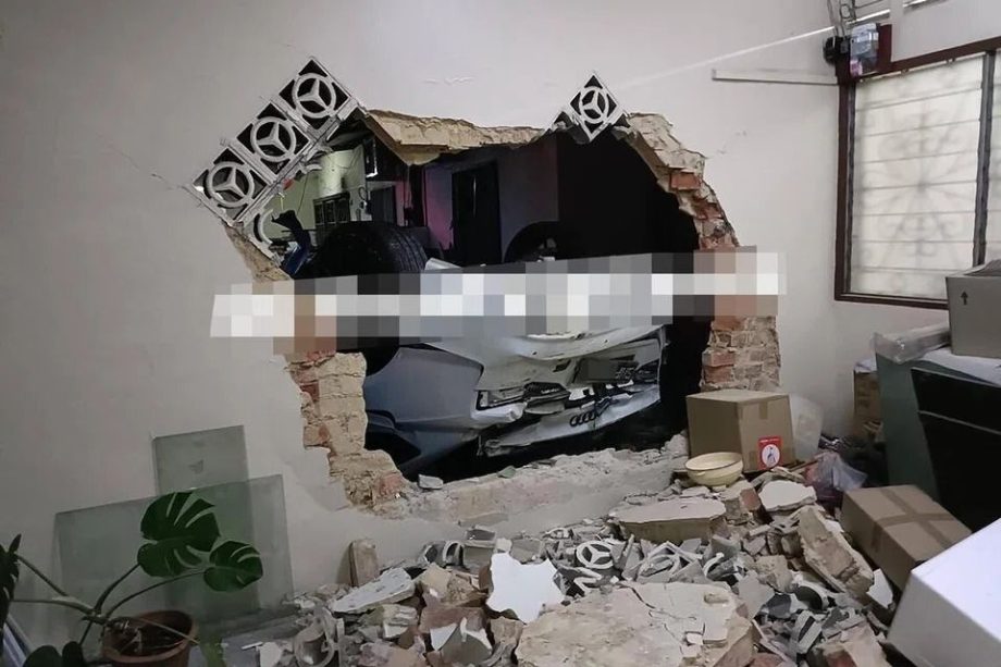 Singapore-registered car crashes into several houses in JB; driver taken to hospital Singapore-registered car crashes into several houses in JB; driver taken to hospital