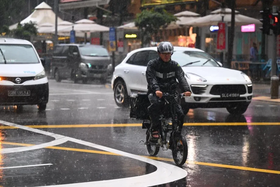 Flash floods hit four areas in western S’pore Flash floods hit four areas in western S’pore