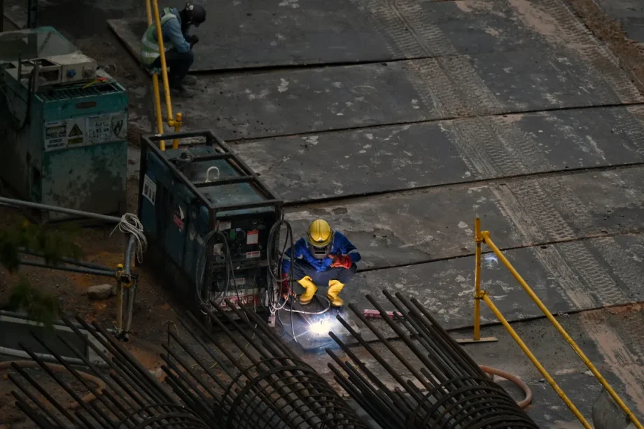 Welding at construction sites must be kept away from screening nets for fire safety: SCDF, MOM Welding at construction sites must be kept away from screening nets for fire safety: SCDF, MOM