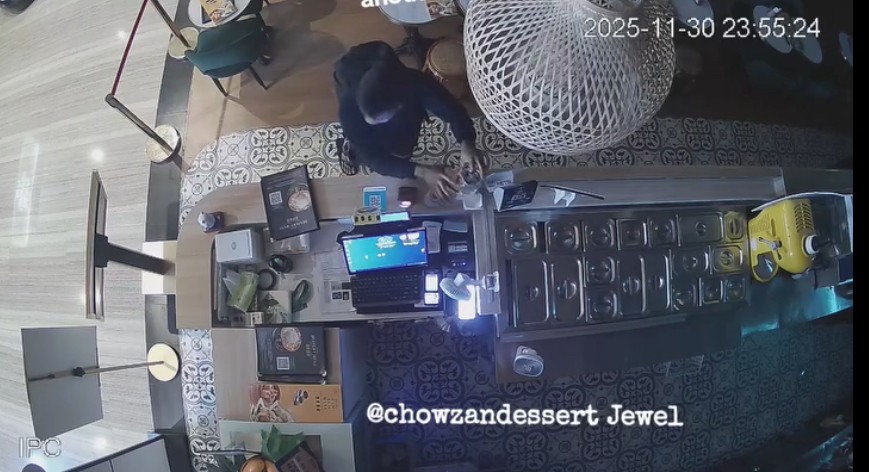 Caught in 4K: Man steals tip box from Jewel Changi Airport eatery during closing hours, Singapore News Caught in 4K: Man steals tip box from Jewel Changi Airport eatery during closing hours, Singapore News