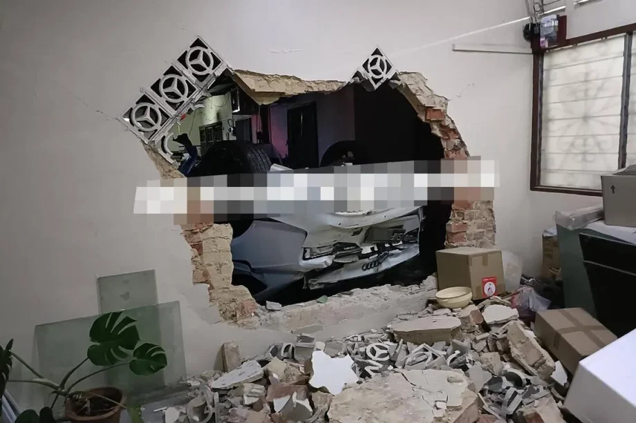 S’pore-registered car crashes into several houses in JB; driver taken to hospital