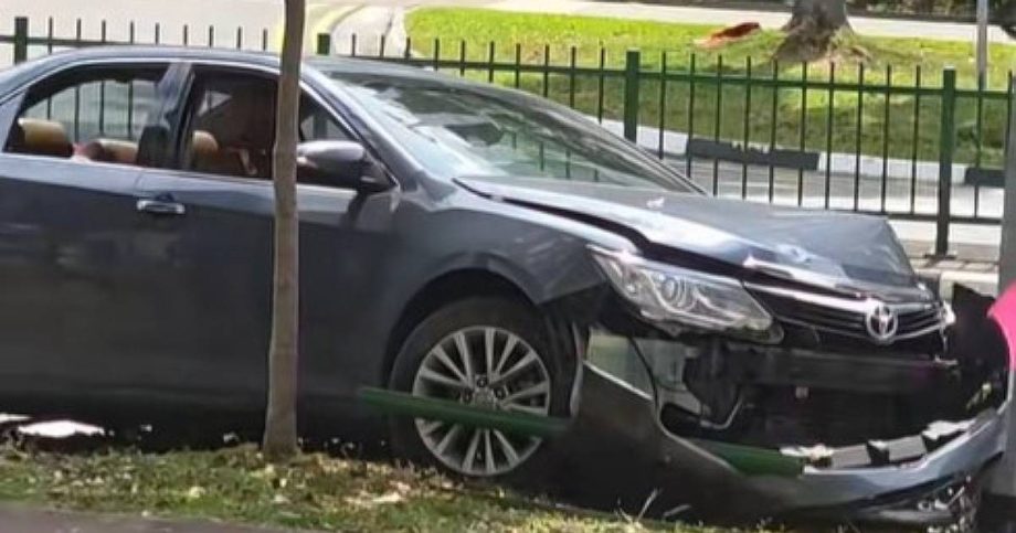 2 injured after 81-year-old driver allegedly mounts kerb, crashes into lamppost in Bedok, Singapore News