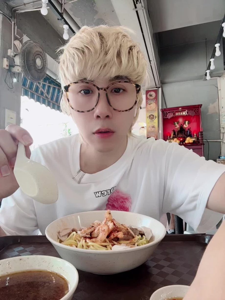 @xiaosky_21  old-school prawn mee at Jalan Besar  Prawns already peeled, noodl…