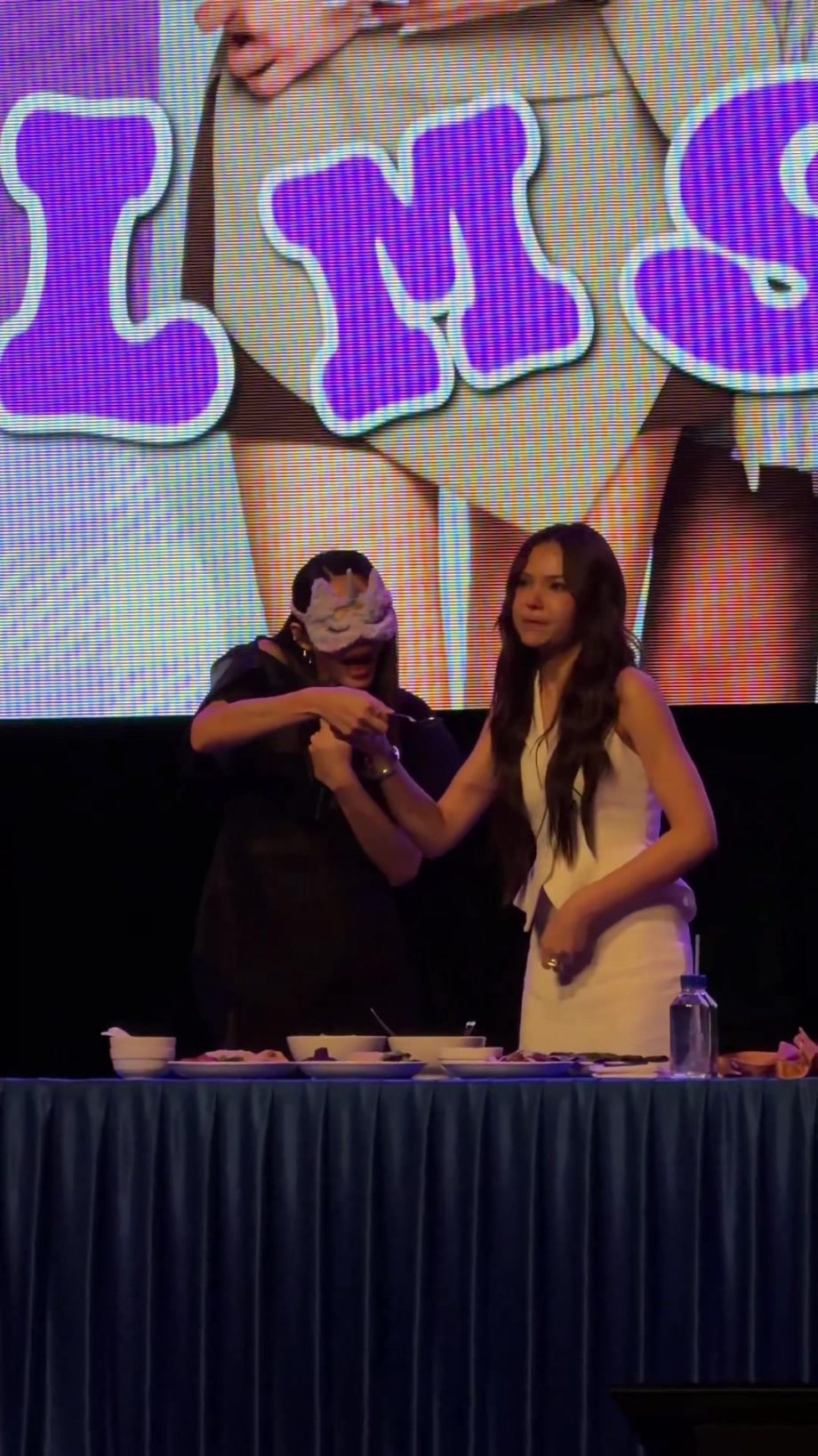 @bearsyl_ trying out Singaporean food  #lmsy #lmlookmhee #sonyasarann #ลูกหมีซอน…