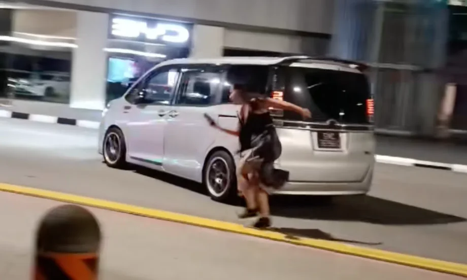 Woman in altercation with PHV driver along Robinson Road: ‘Please be my witness’ Woman in altercation with PHV driver along Robinson Road: ‘Please be my witness’