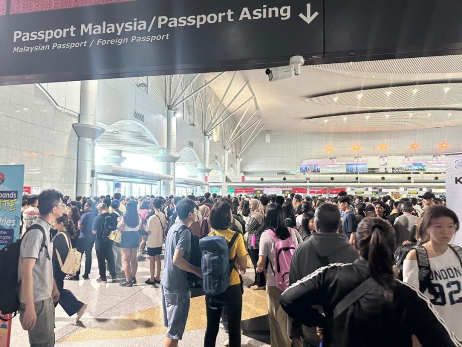 Autogate crashes strand thousands at land checkpoints in Johor Autogate crashes strand thousands at land checkpoints in Johor
