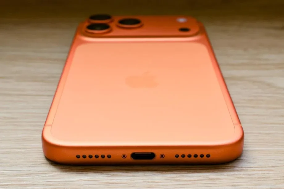 iPhone 17 Pro: Static speaker noise while charging