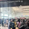 Thousands, including Singaporeans, stranded at land checkpoints in Johor after autogates crash