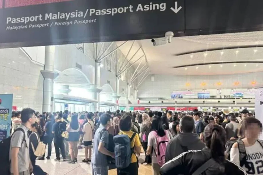 Thousands, including Singaporeans, stranded at land checkpoints in Johor after autogates crash Thousands, including Singaporeans, stranded at land checkpoints in Johor after autogates crash