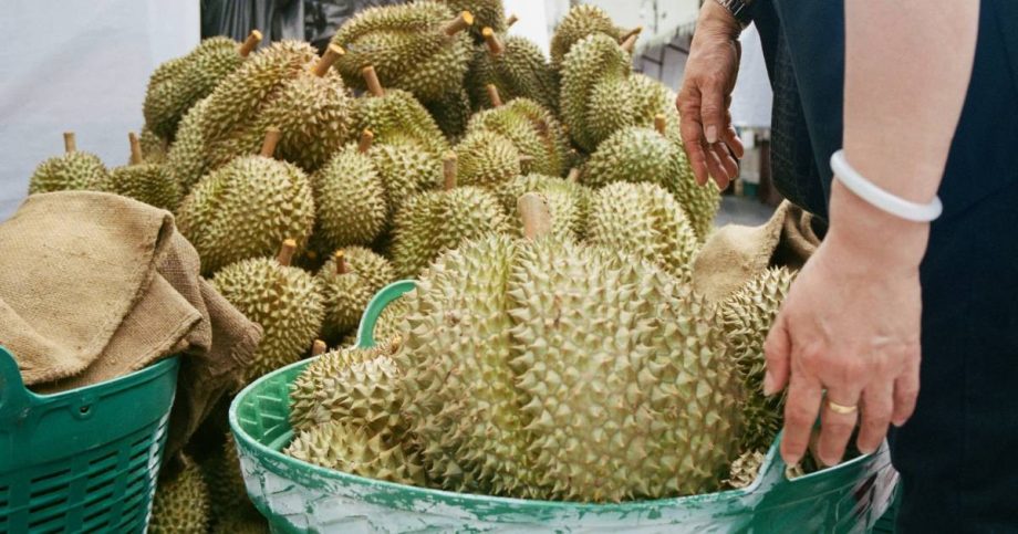 Man calls police after Bedok vendor with knife challenges him over durian , Singapore News Man calls police after Bedok vendor with knife challenges him over durian , Singapore News