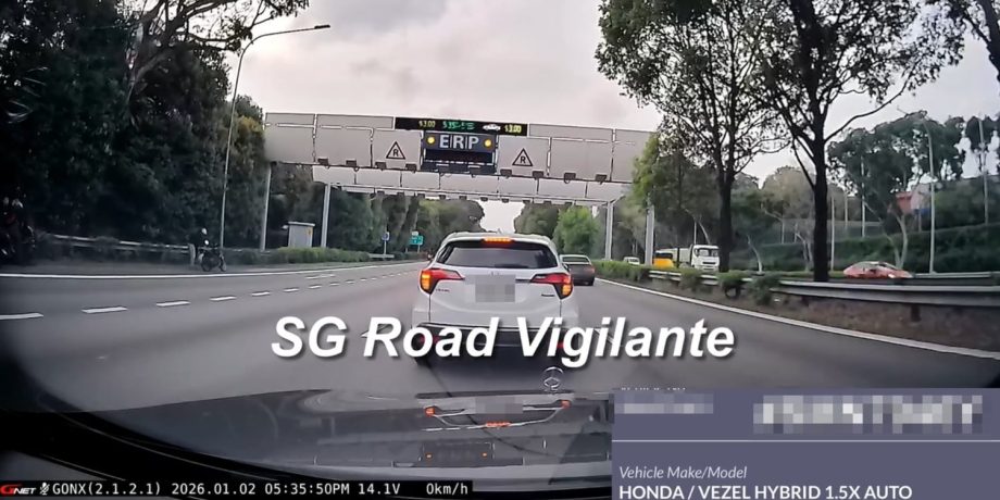 Honda stops in middle of AYE in attempt to avoid ERP gantry, forced to move by vehicles behind it