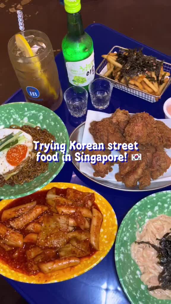 @whatlizhaseaten Omg the pocha ~vibes~ in Singapore with the tables, chairs and …