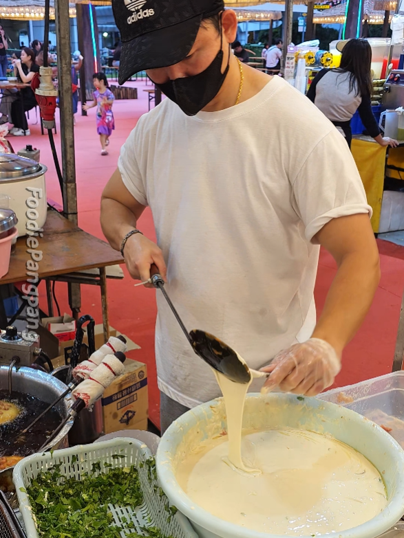 @foodiepangpang Crispy!! Singapore Night Market Oyster Puff #tiktokfood #fyp #si…