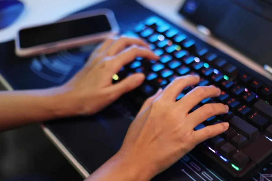 Beware of fraudulent pop-up alerts that appear to be from the police while browsing websites