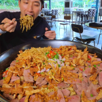 @zermattneo 8KG bowl of Pork Liver Noodles from the legendary Muisiong BCM! Argu…