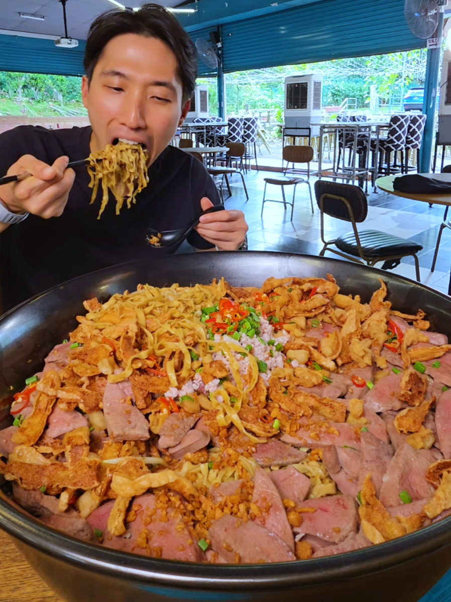@zermattneo 8KG bowl of Pork Liver Noodles from the legendary Muisiong BCM! Argu…