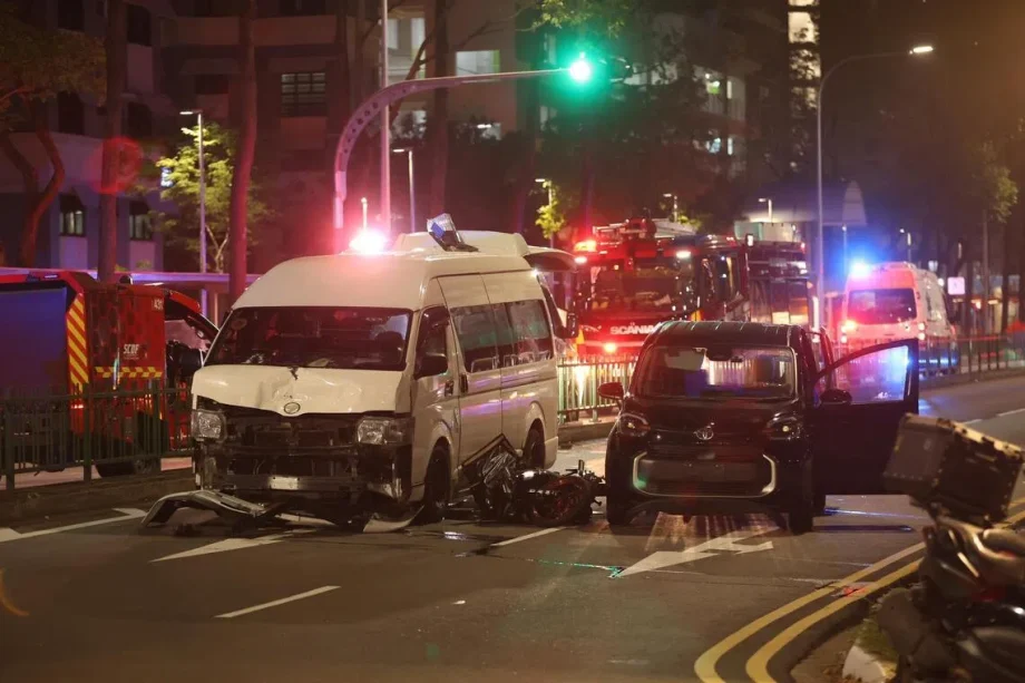 2 people taken to hospital after multi-vehicle accident in Woodlands