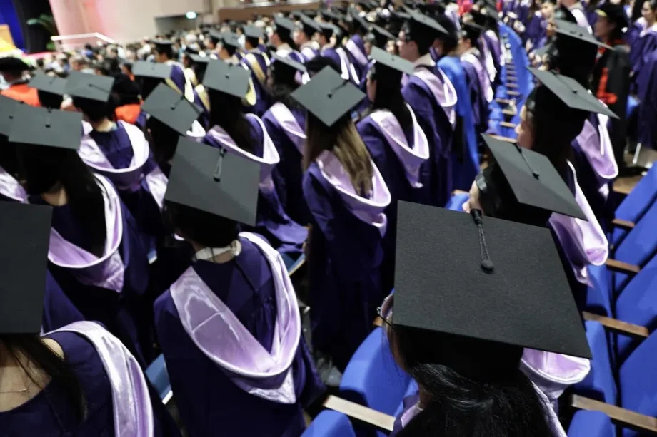 Fewer fresh S’pore uni graduates in 2025 found full-time work, but pay held steady: Survey