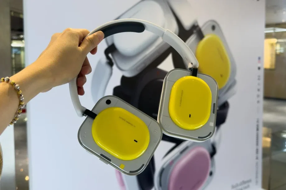 Hands-on with the Nothing Headphone (a): 75 hours, ANC on Hands-on with the Nothing Headphone (a): 75 hours, ANC on