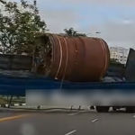 Trailer tips over in Sengkang, drops large metal cylinder onto road, Singapore News Trailer tips over in Sengkang, drops large metal cylinder onto road, Singapore News